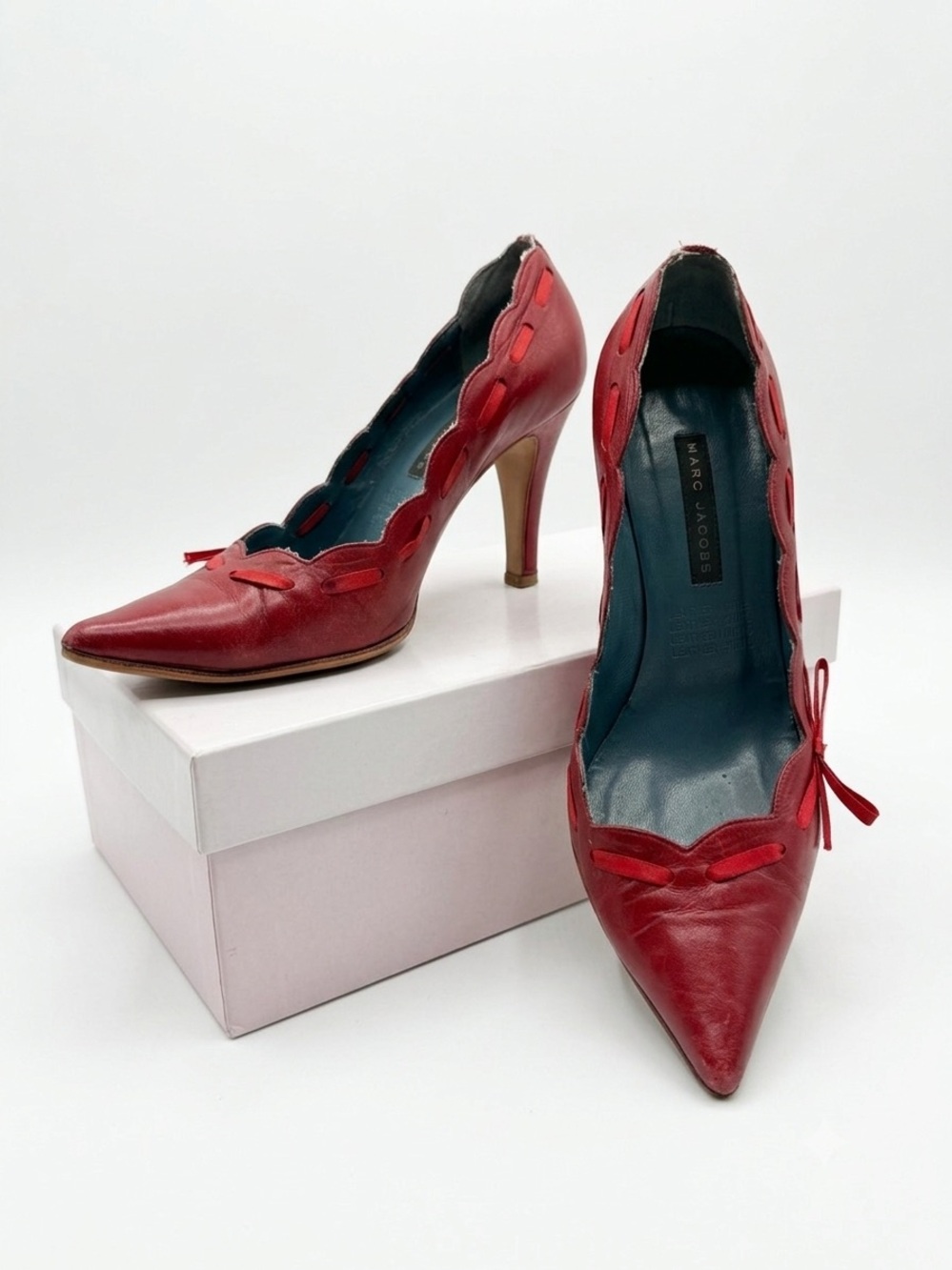 Marc Jacobs women’s Tomato Red Wavy Scalloped Leather Pointed Heels - 7 / 37.5